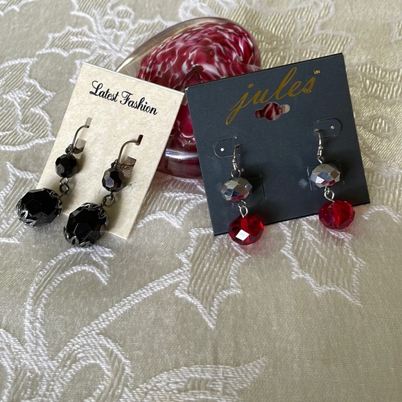 Pair of New On Cards Dangle Earrings Jules Red Sparkly & Latest Fashion Black - Picture 1 of 5